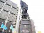В Астане установили памятник Рахымжану Кошкарбаеву